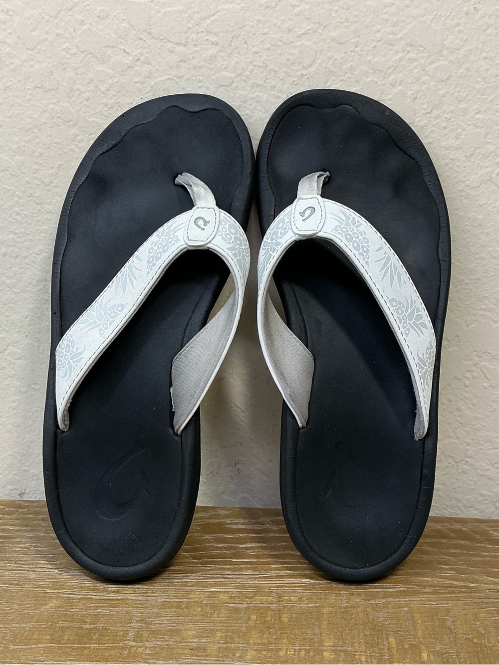 OluKai 'Ohana Sandal Women’s size 6 White with Silver Pineapple design